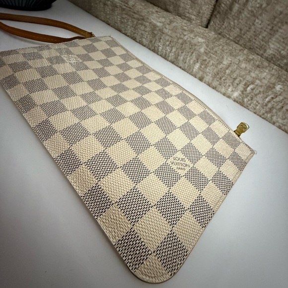 Louis Vuitton Tan and Cream Damier Wristlet - Picture 6 of 8